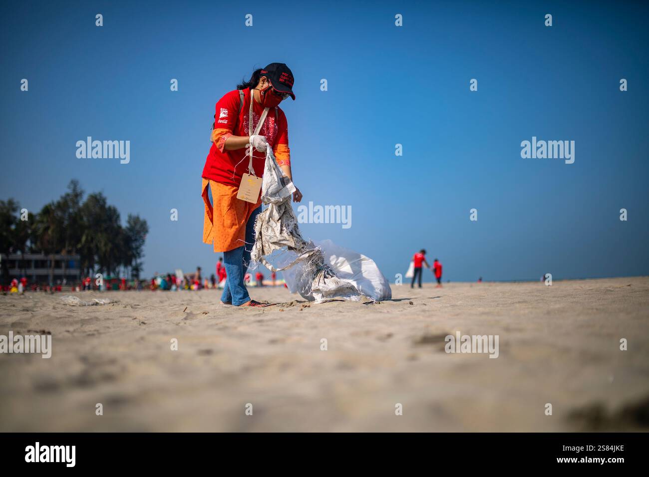 Bénévole participer au nettoyage de la plage de l'île Saint Martin dans le cadre du nettoyage côtier international, organisé par Keokradong Bangladesh, Banque D'Images