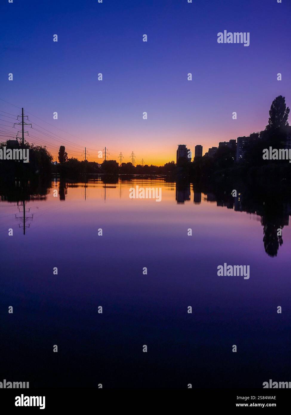 Un reflet d'un ciel orange et violet alors que le soleil se couche. Banque D'Images