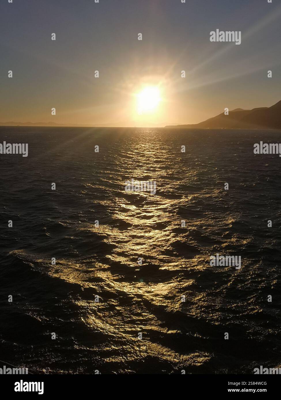 Le coucher du soleil lors d'une traversée en ferry Wellington-Picton Banque D'Images