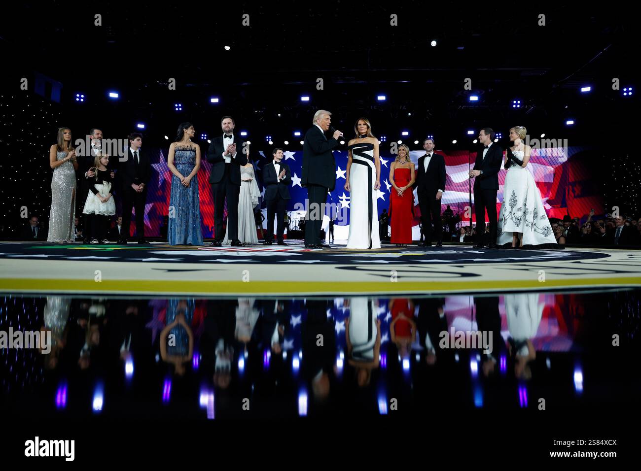 Washington, États-Unis. 20 janvier 2025. (De gauche à droite) Vice-président JD Vance, Usha Vance, Tiffany Trump, Michael Boulos, Melania Trump, le président Donald Trump, Lara Trump, Eric Trump, Ivanka Trump et Jared Kushner au Liberty Ball le 20 janvier 2025 à Washington, DC. le président Trump assiste à certains des bals inauguraux après avoir prêté serment en tant que 47e président. Photo de piscine par Anna Moneymaker/UPI crédit : UPI/Alamy Live News Banque D'Images