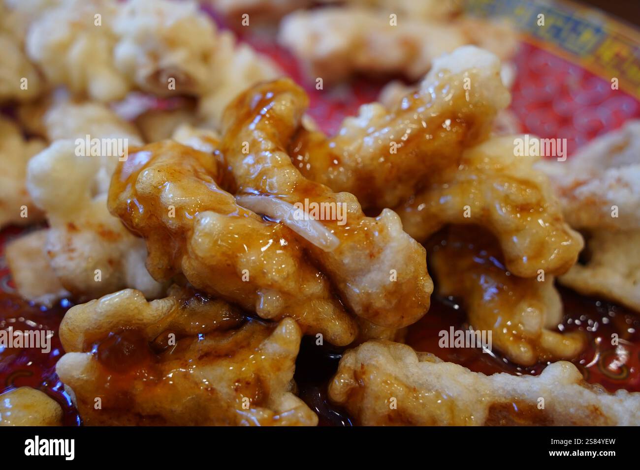 Cuisine coréenne, peau de porc frite dans une sauce aigre-douce Banque D'Images