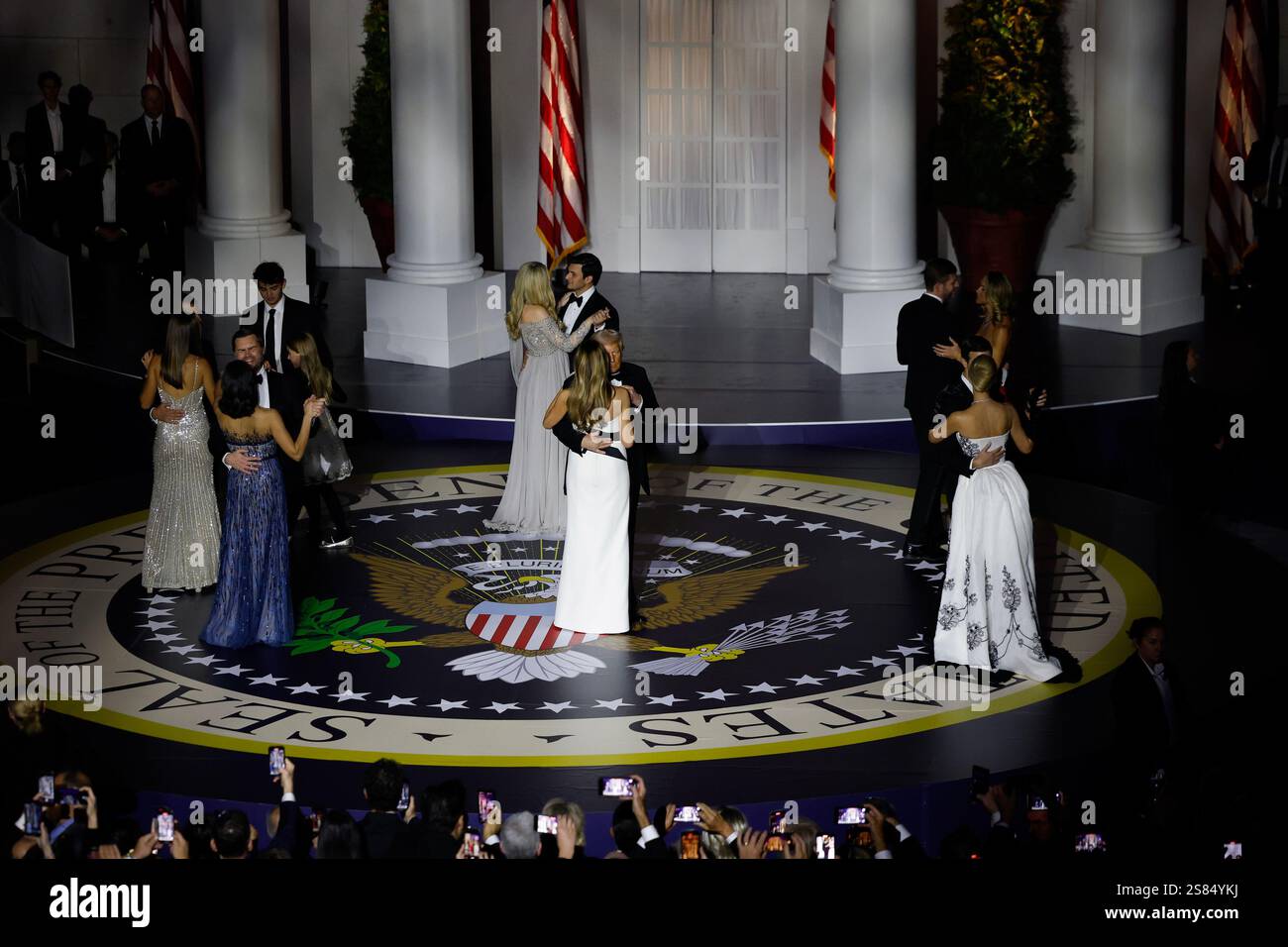Washington, États-Unis. 21 janvier 2025. Vice-président JD Vance, Usha Vance, Tiffany Trump, Michael Boulos, Melania Trump, le président Donald Trump, Lara Trump, Eric Trump, Ivanka Trump et Jared Kushner au Liberty Ball le 20 janvier 2025 à Washington, DC. le président Trump assiste à certains des bals inauguraux après avoir prêté serment en tant que 47e président. Photo de piscine par Anna Moneymaker/UPI crédit : UPI/Alamy Live News Banque D'Images