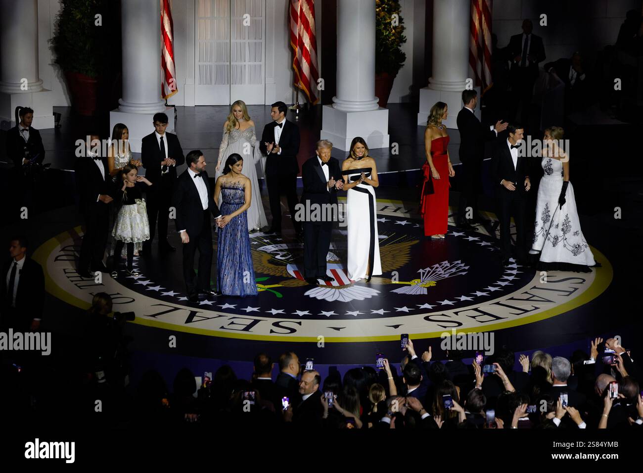 Washington, États-Unis. 21 janvier 2025. Vice-président JD Vance, Usha Vance, Tiffany Trump, Michael Boulos, Melania Trump, le président Donald Trump, Lara Trump, Eric Trump, Ivanka Trump et Jared Kushner au Liberty Ball le 20 janvier 2025 à Washington, DC. le président Trump assiste à certains des bals inauguraux après avoir prêté serment en tant que 47e président. Photo de piscine par Anna Moneymaker/UPI crédit : UPI/Alamy Live News Banque D'Images