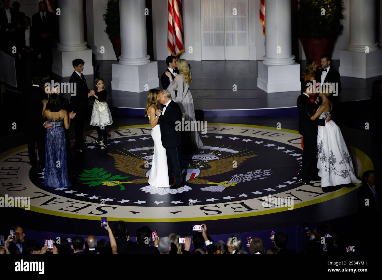 Washington, États-Unis. 21 janvier 2025. Vice-président JD Vance, Usha Vance, Tiffany Trump, Michael Boulos, Melania Trump, le président Donald Trump, Lara Trump, Eric Trump, Ivanka Trump et Jared Kushner au Liberty Ball le 20 janvier 2025 à Washington, DC. le président Trump assiste à certains des bals inauguraux après avoir prêté serment en tant que 47e président. Photo de piscine par Anna Moneymaker/UPI crédit : UPI/Alamy Live News Banque D'Images