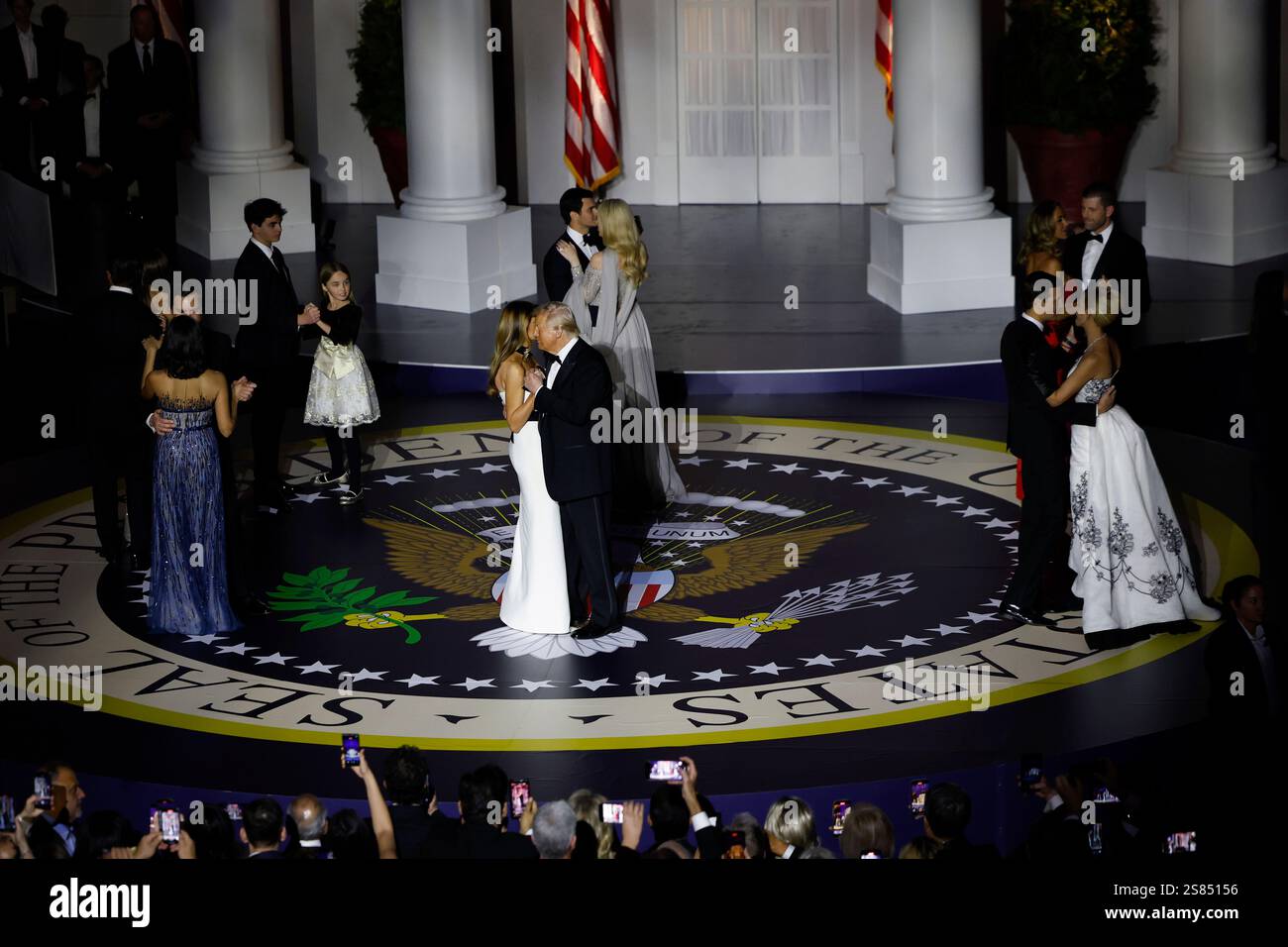 Washington, DC. 20 janvier 2025. WASHINGTON, DC - 20 JANVIER : Vice-président JD Vance, Usha Vance, Tiffany Trump, Michael Boulos, Melania Trump, le président Donald Trump, Lara Trump, Eric Trump, Ivanka Trump et Jared Kushner au Liberty Ball le 20 janvier 2025 à Washington, DC. le président Trump assiste à certains des bals inauguraux après avoir prêté serment en tant que 47e président. Crédit : Anna Moneymaker/Pool via CNP/dpa/Alamy Live News Banque D'Images