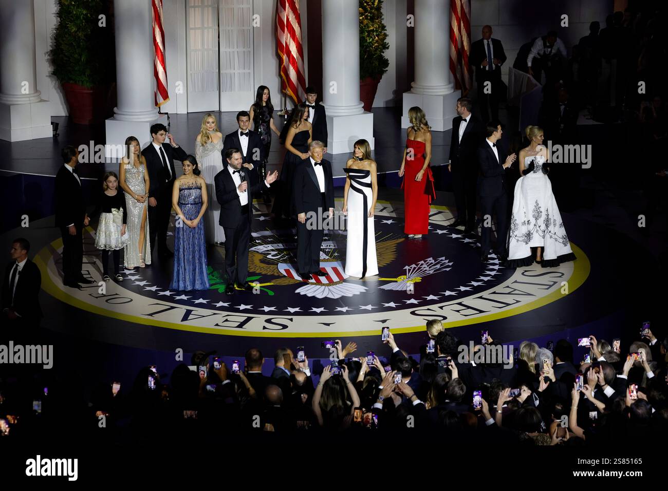 Washington, DC. 20 janvier 2025. WASHINGTON, DC - 20 JANVIER : Vice-président JD Vance, Usha Vance, Tiffany Trump, Michael Boulos, Melania Trump, le président Donald Trump, Lara Trump, Eric Trump, Ivanka Trump et Jared Kushner au Liberty Ball le 20 janvier 2025 à Washington, DC. le président Trump assiste à certains des bals inauguraux après avoir prêté serment en tant que 47e président. Crédit : Anna Moneymaker/Pool via CNP/dpa/Alamy Live News Banque D'Images