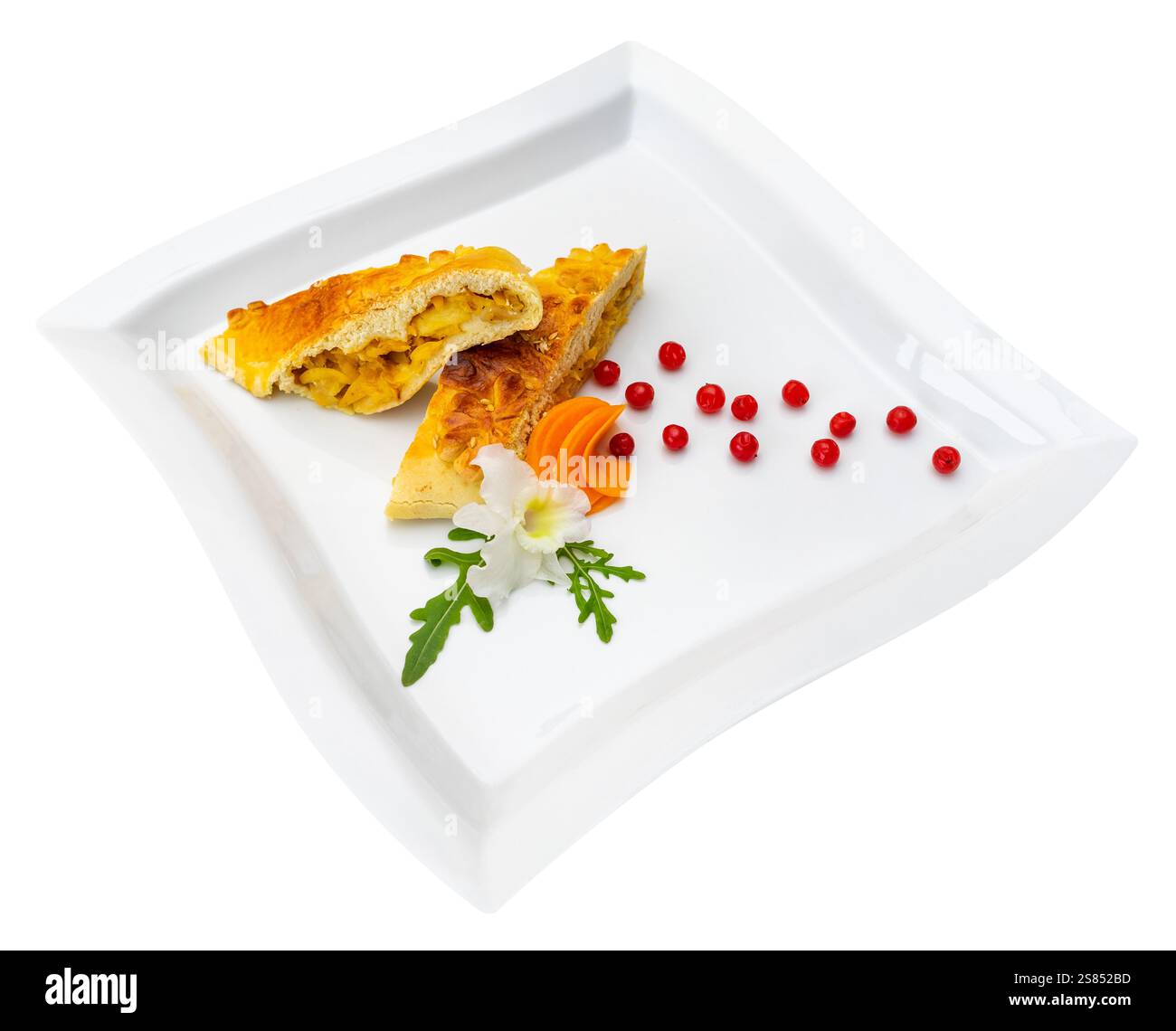 Une assiette superbement agencée présente une pâte feuilletée remplie d'ingrédients salés et de garnitures colorées. La présentation inclut vibrant Re Banque D'Images