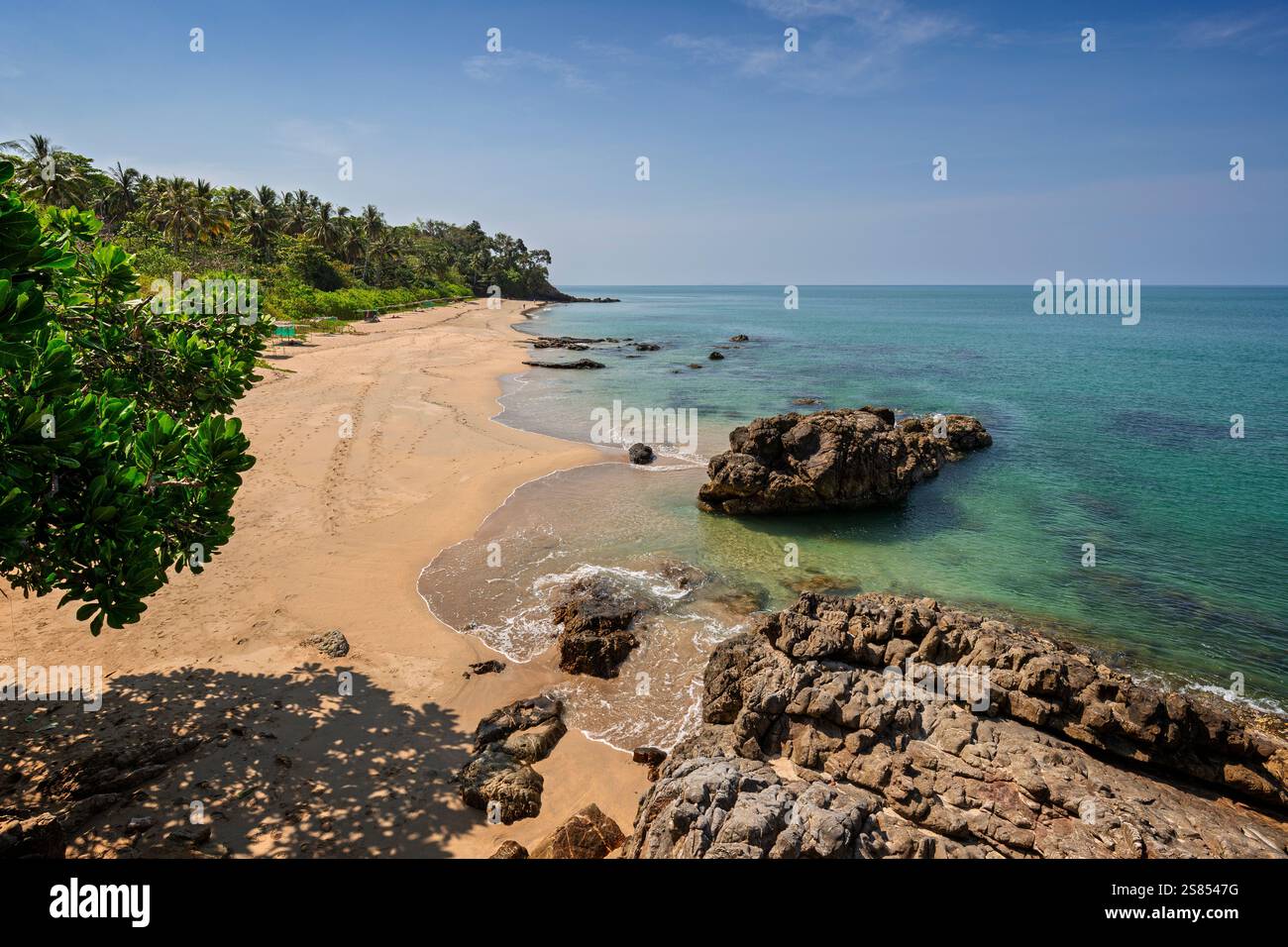 Peu de gens sur la plage idyllique et rocheuse de Nui à Koh Lanta, Thaïlande, par une journée ensoleillée. Beau paysage tropical vu d'en haut. Banque D'Images