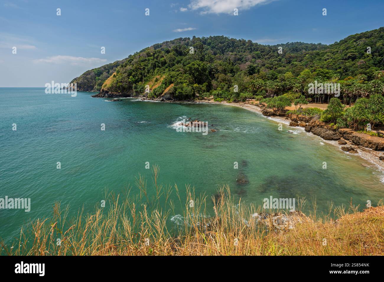 Vue panoramique sur la mer, le rivage rocheux et la nature luxuriante d'en haut au parc national de Mu Ko Lanta à Koh Lanta, Thaïlande, par une journée ensoleillée. Banque D'Images