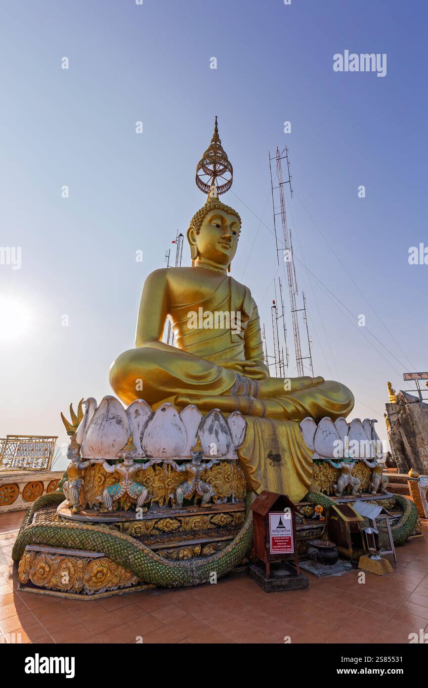 Grande statue de Bouddha haute et dorée au sommet de la montagne au temple de la grotte du tigre (Wat Tham Suea (Sua)) à Krabi, Thaïlande, par une journée ensoleillée. Banque D'Images