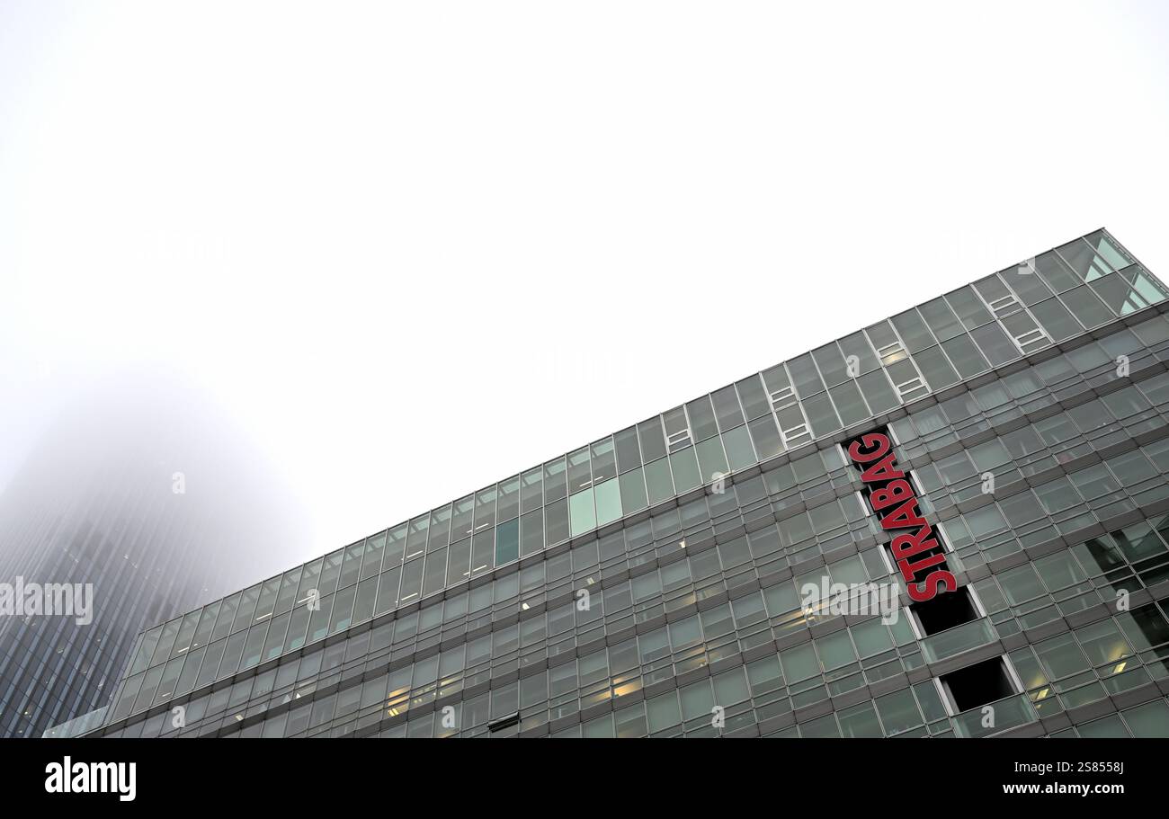 Le logo Strabag sur la façade du siège de l'entreprise de construction à Vienne, Autriche, le lundi 20 janvier 2025. - 20250120 PD4048 crédit : APA-PictureDesk/Alamy Live News Banque D'Images