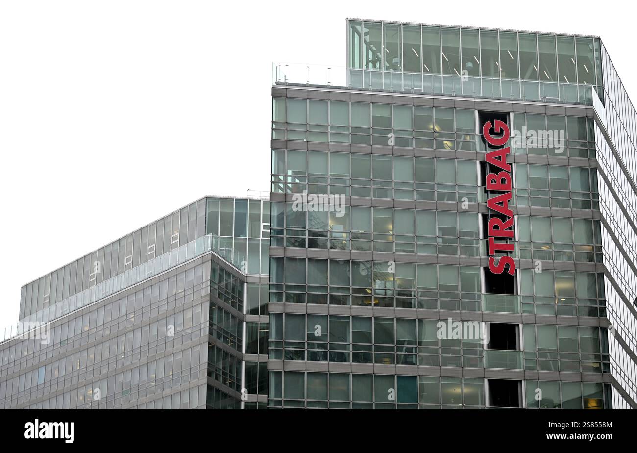 Le logo Strabag sur la façade du siège de l'entreprise de construction à Vienne, Autriche, le lundi 20 janvier 2025. - 20250120 PD4039 crédit : APA-PictureDesk/Alamy Live News Banque D'Images
