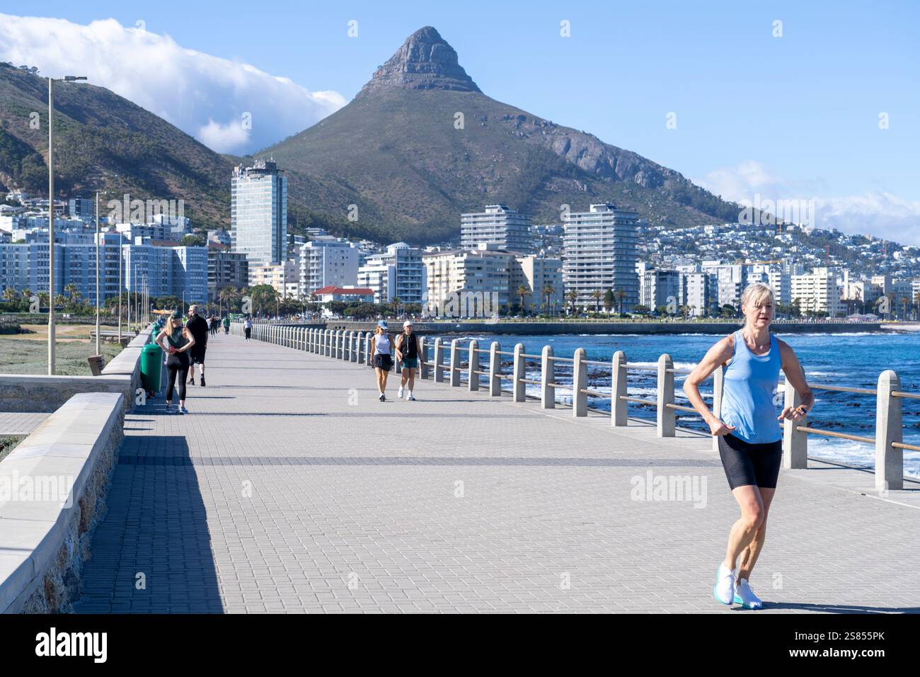 Piétons et joggers sur Mouille point Promenade, Cape Town - Afrique du Sud Banque D'Images