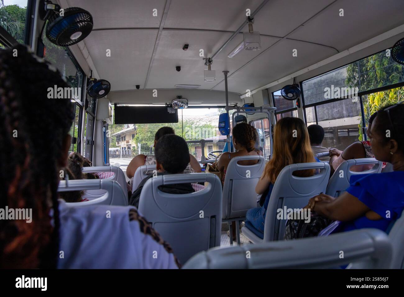 Passagers dans un bus sur Mahé, Seychelles Banque D'Images