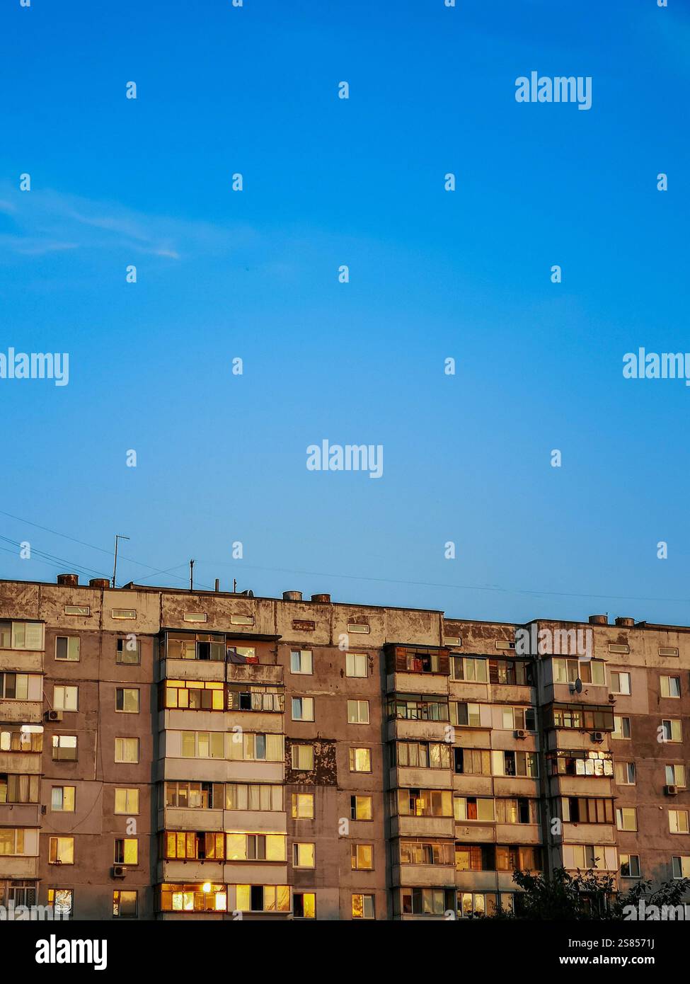 Immeuble d'appartements pendant le coucher du soleil, Kiev, Ukraine Banque D'Images