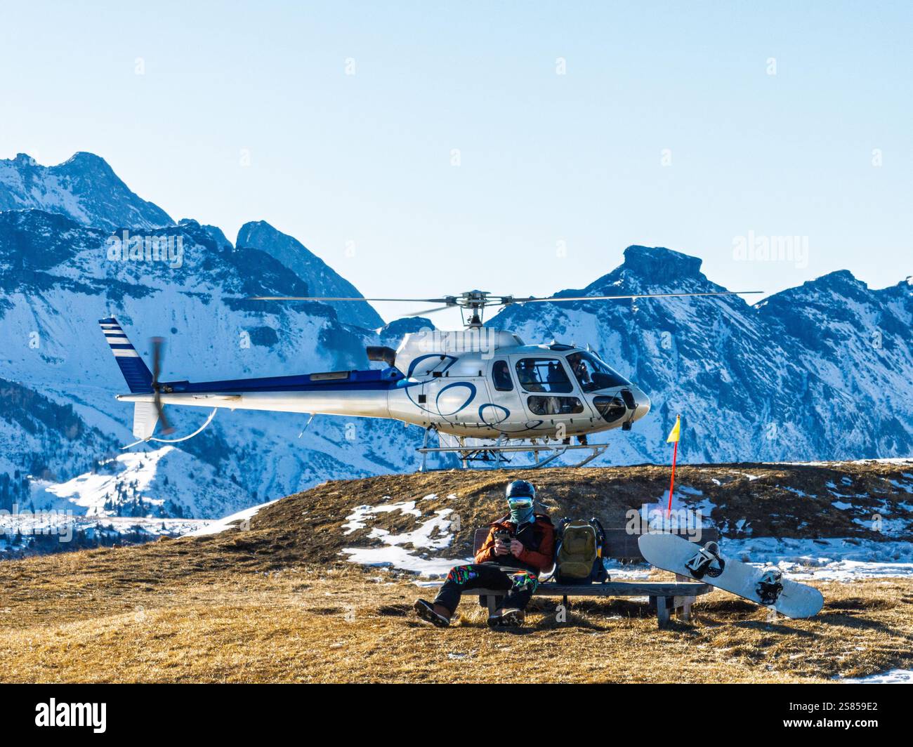Hélicoptère sur un héliport de montagne enneigé avec un cadre alpin pittoresque. Hélicoptère, vols touristiques au-dessus des Dolomites et des Alpes. L'hélicoptère est Banque D'Images