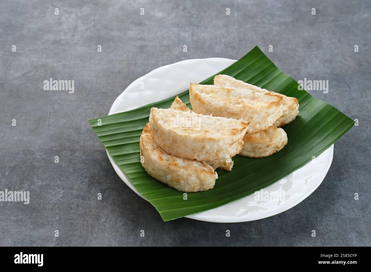 Kue Pancong, Gandos ou Bandros est une collation traditionnelle indonésienne à base d'un mélange de farine de riz, de noix de coco râpée et de lait de coco. Banque D'Images
