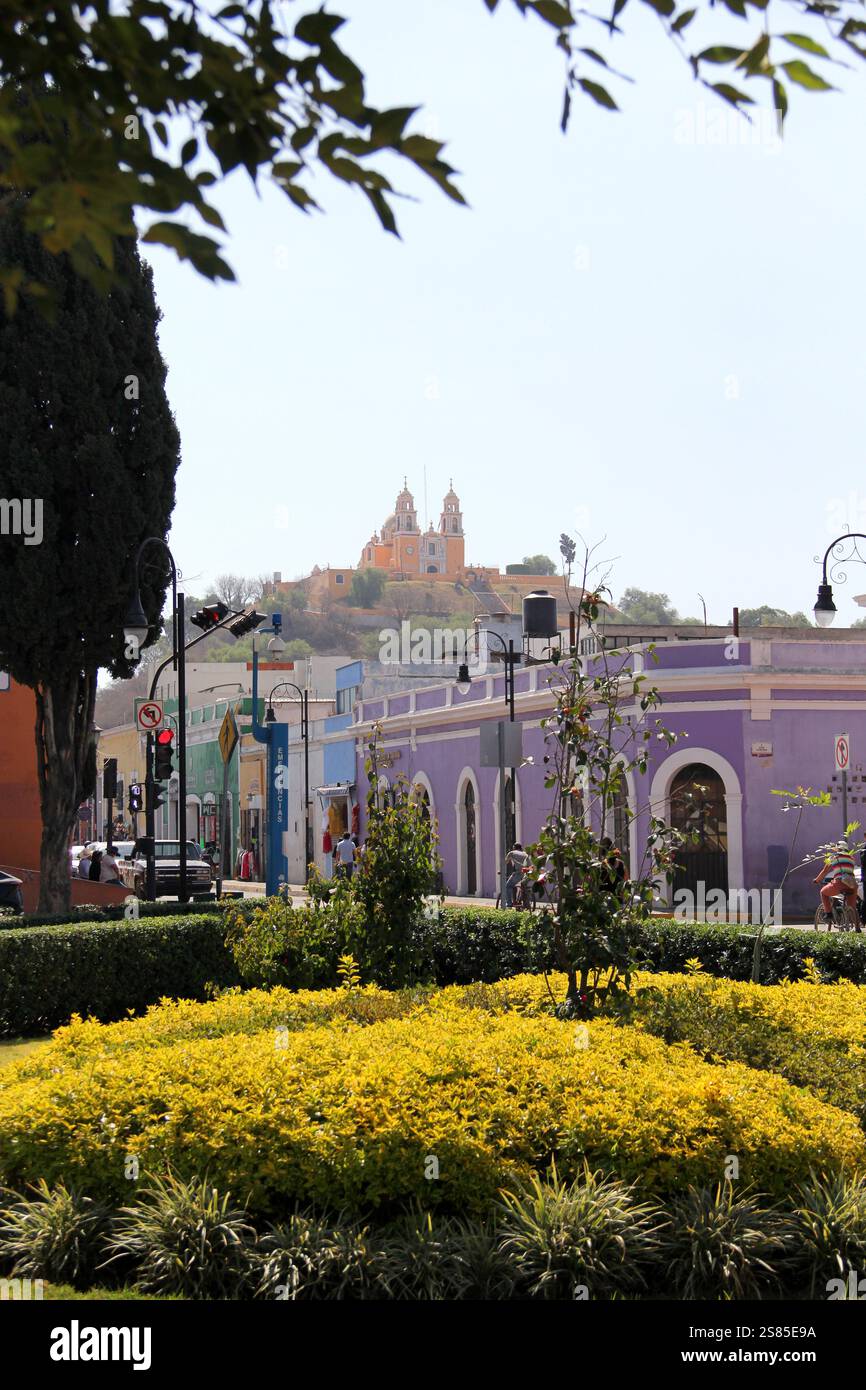 Cholula, Puebla, Mexique - 16 mars 2024 : la Grande Pyramide Tlachihualtepetl est la plus grande du monde et au sommet se trouve l'église notre-Dame Banque D'Images