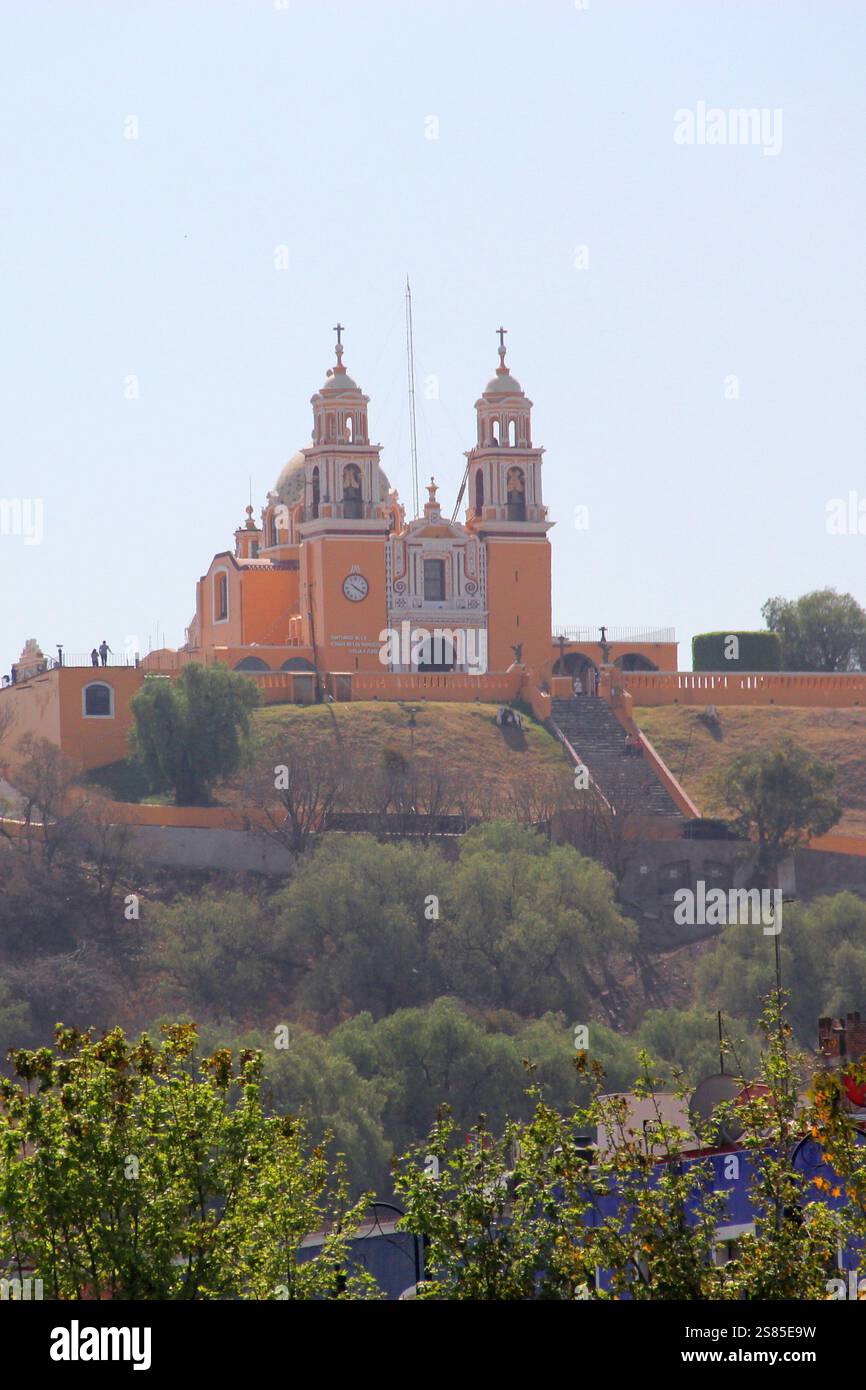 Cholula, Puebla, Mexique - 16 mars 2024 : la Grande Pyramide Tlachihualtepetl est la plus grande du monde et au sommet se trouve l'église notre-Dame Banque D'Images