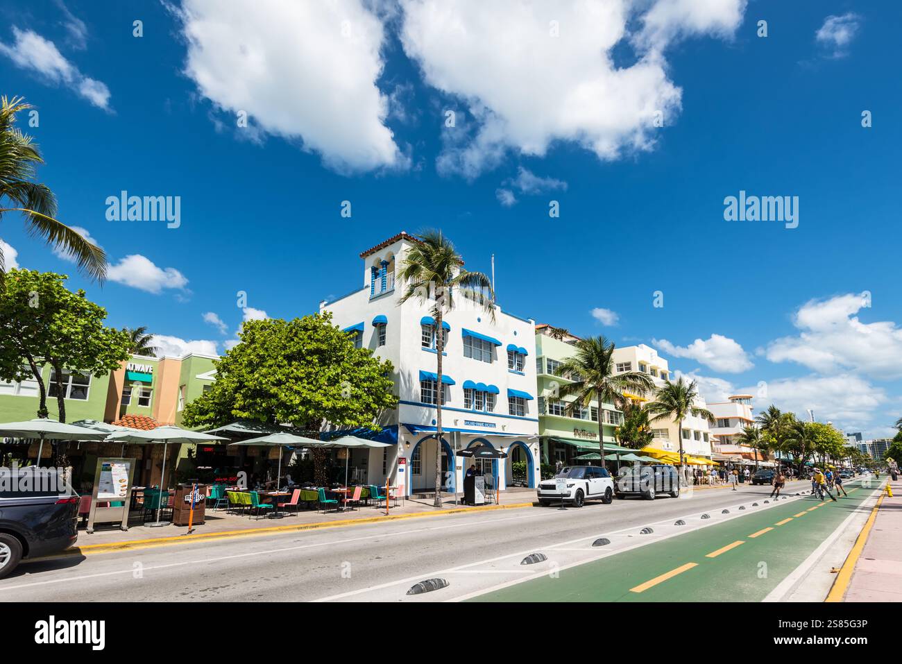 Miami, FL, États-Unis - 30 mars 2024 : le Shore-Park Hotel sur Ocean Drive sur Ocean Drive dans le quartier historique Art déco de Miami South Beach comprend HO Banque D'Images