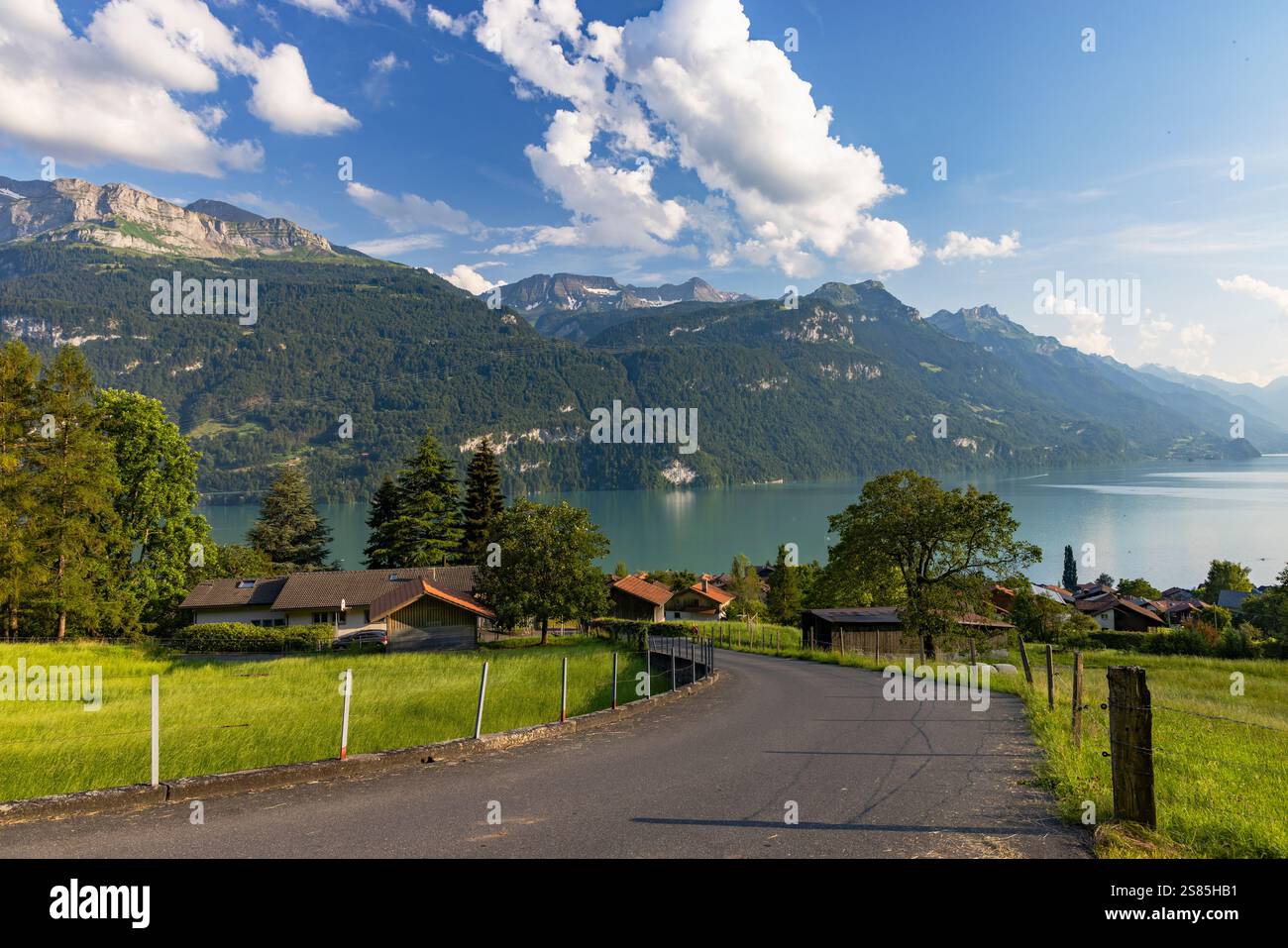 Chalets traditionnels au lac de Brienz, Brienz, Oberland bernois, Suisse Banque D'Images