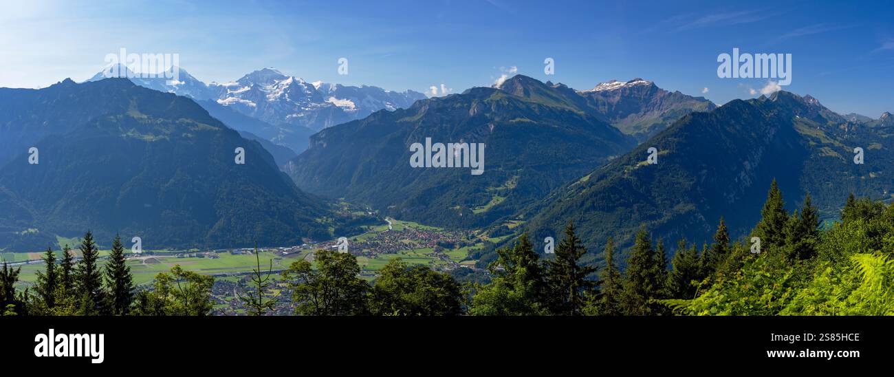 Vue sur les montagnes de la Jungfrau, Monch et Eiger depuis Harder Kulm, Interlaken, région de la Jungfrau, Oberland bernois, Suisse Banque D'Images