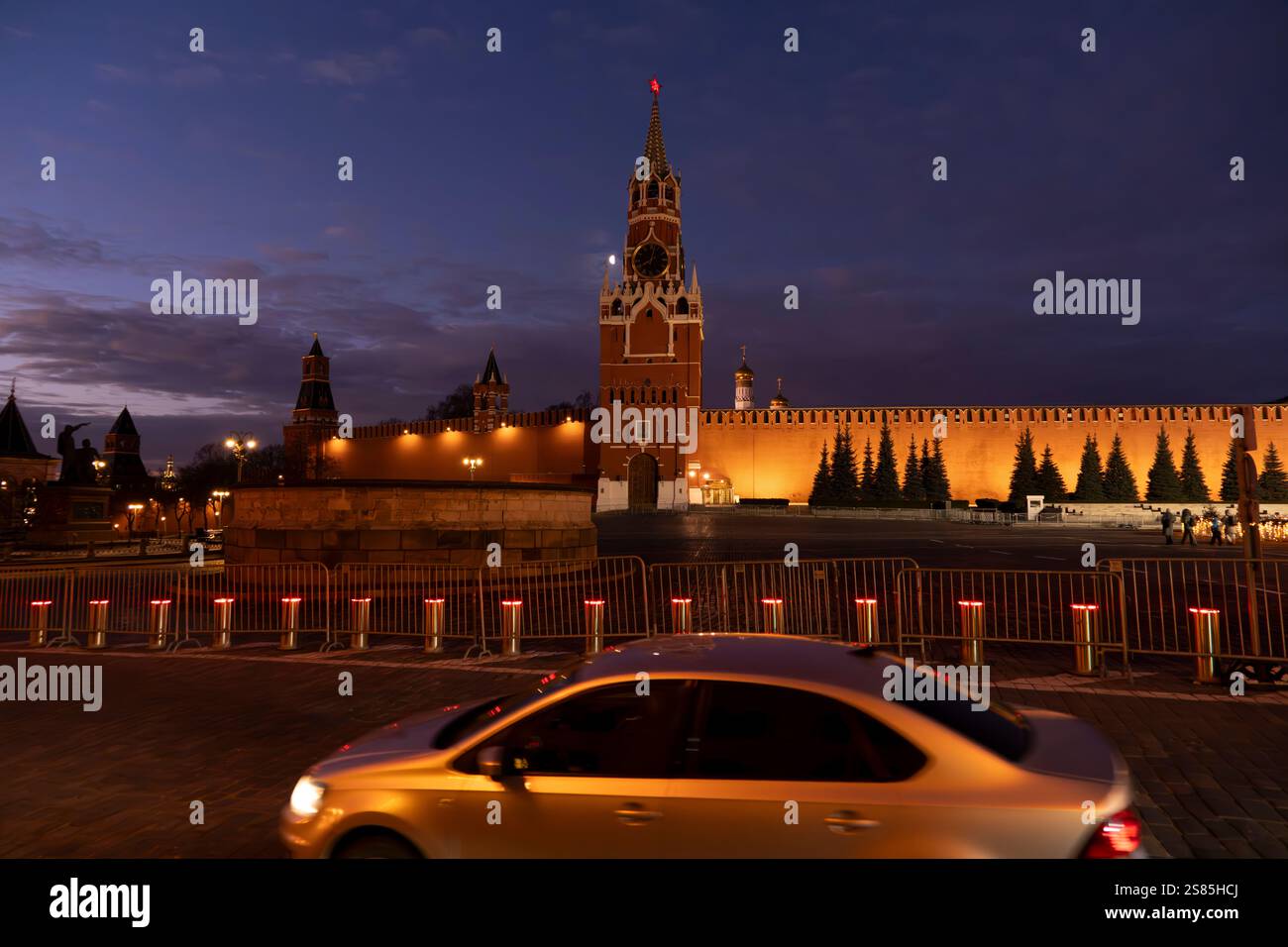 A car passes the Kremlin Wall, the Spasskaya Tower and empty Red Square in an early frosty morning before dawn in Moscow, Russia, Tuesday, Jan. 21, 2025. (AP Photo/Alexander Zemlianichenko) Banque D'Images