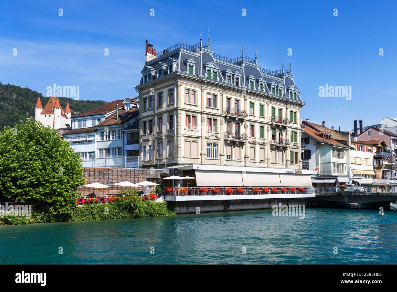 Hôtel sur la rivière Aar, Thoune, Canton de Berne, Suisse Banque D'Images