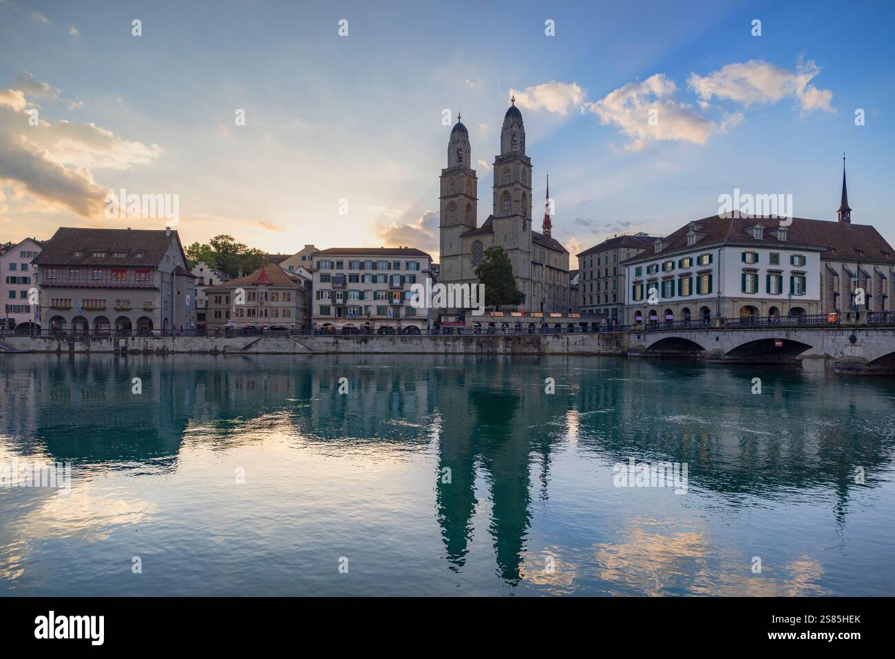 Grossmunster et Limmat River au lever du soleil, Zurich, Suisse Banque D'Images