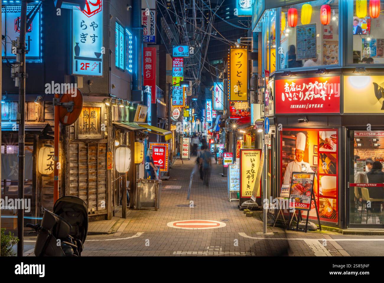 Vue des néons dans une rue étroite près de la tour de Tokyo la nuit, Minato City, Tokyo, Honshu, Japon Banque D'Images