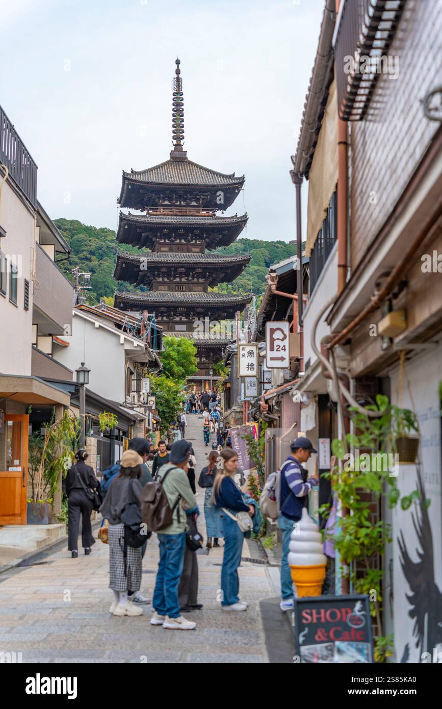 Vue de Sannen Zaka et de la pagode Yasaka à Gion, district de Kyoto Geisha, Kyoto, Honshu, Japon Banque D'Images