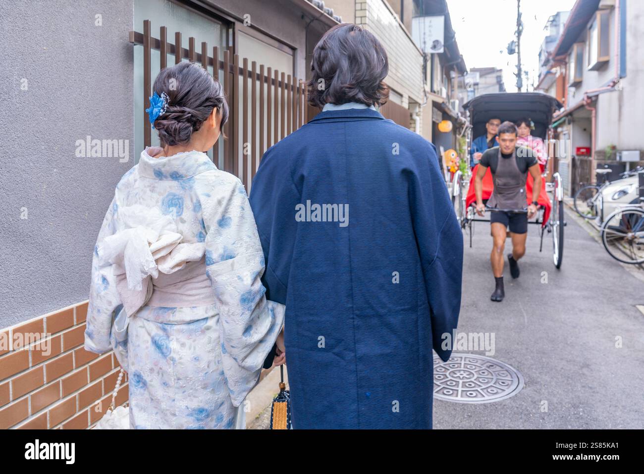 Vue d'un couple en kimonos et pousse-pousse à Gion, Kyoto Geisha District, Kyoto, Honshu, Japon Banque D'Images