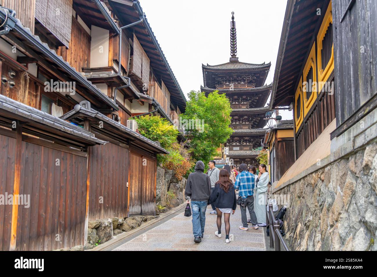 Vue de Sannen Zaka et de la pagode Yasaka à Gion, district de Kyoto Geisha, Kyoto, Honshu, Japon Banque D'Images