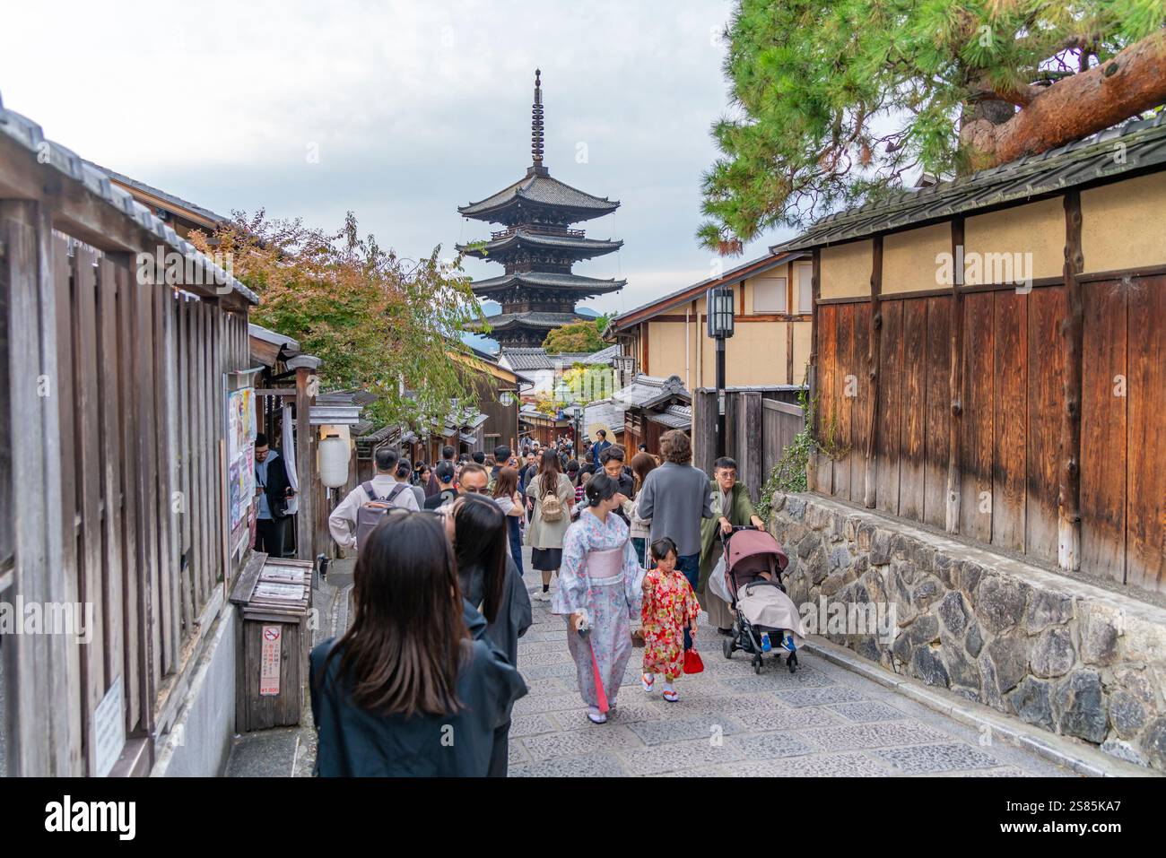 Vue de Sannen Zaka et de la pagode Yasaka à Gion, district de Kyoto Geisha, Kyoto, Honshu, Japon Banque D'Images