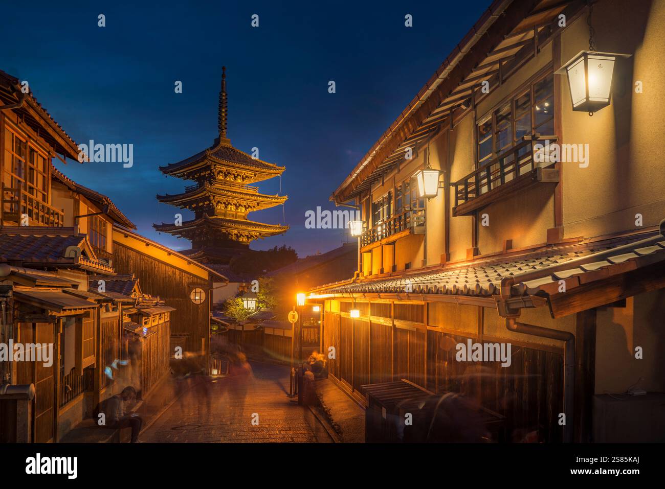 Vue de Sannen Zaka et de la pagode Yasaka à Gion au crépuscule, district de Kyoto Geisha, Kyoto, Honshu, Japon Banque D'Images