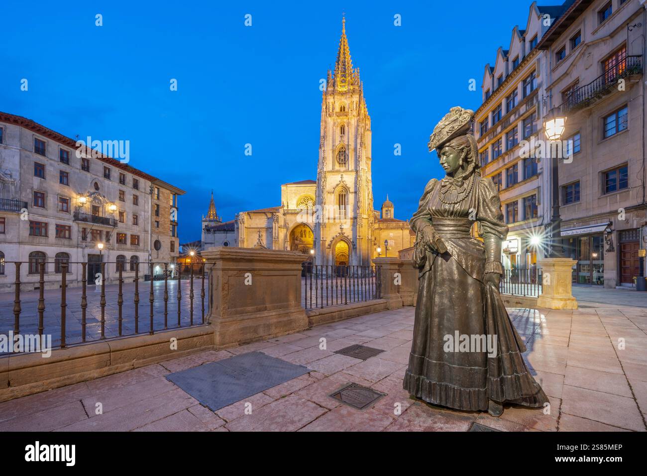 Le Regenta, place Alphonse II el Chaste, Cathédrale du Sauveur, Oviedo, Asturies, Espagne Banque D'Images