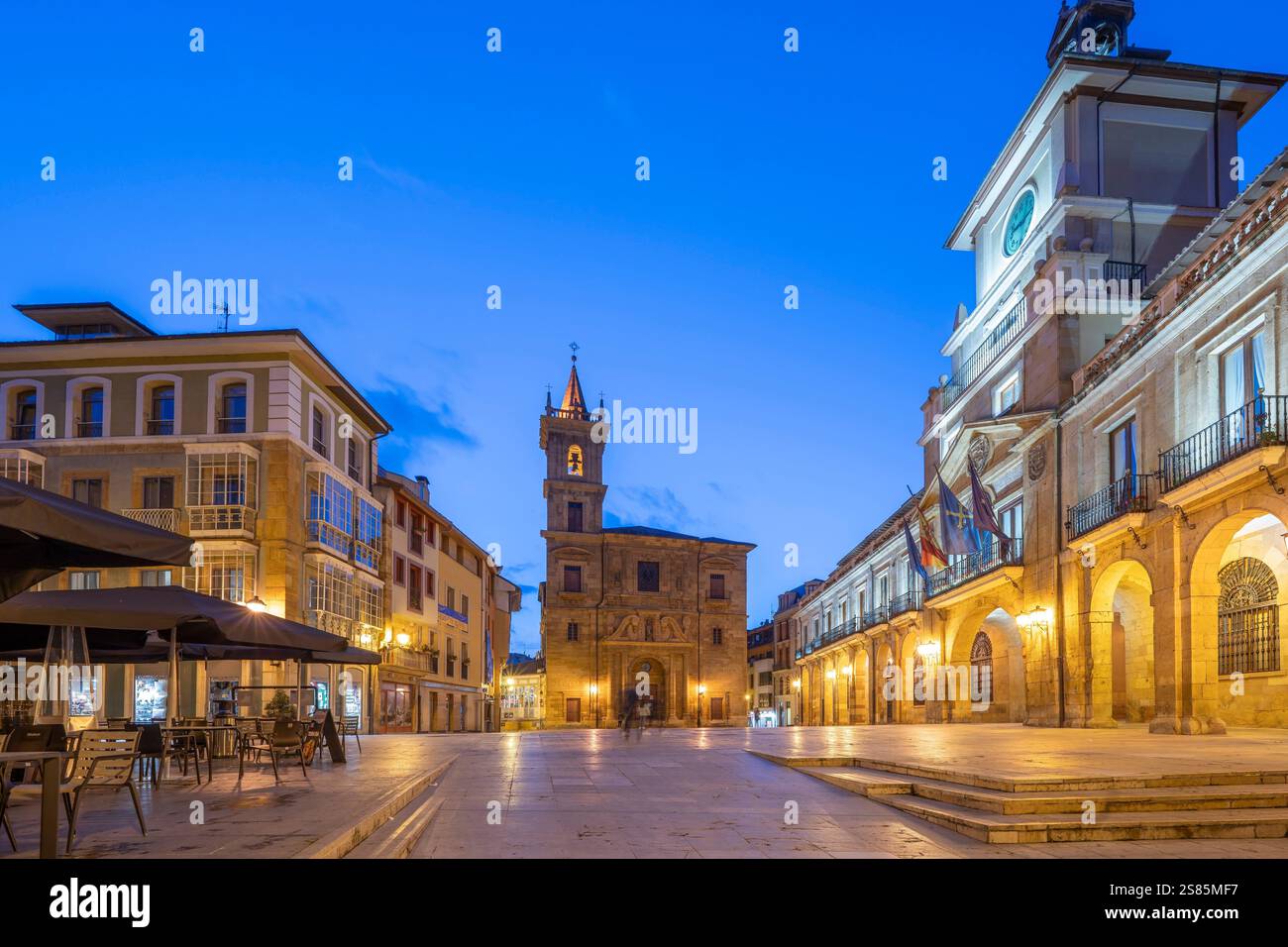 Plaza de la Constitucion, Iglesia de San Isidoro el Real (Église de San Isidoro el Real), Oviedo, Asturies, Espagne Banque D'Images