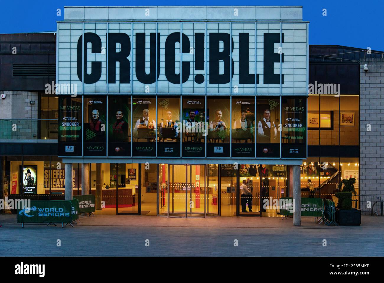 Le Crucible Theatre pendant les Championnats du monde de snooker des seniors, Tudor Square, Heart of the City, Sheffield, Yorkshire, Angleterre Banque D'Images