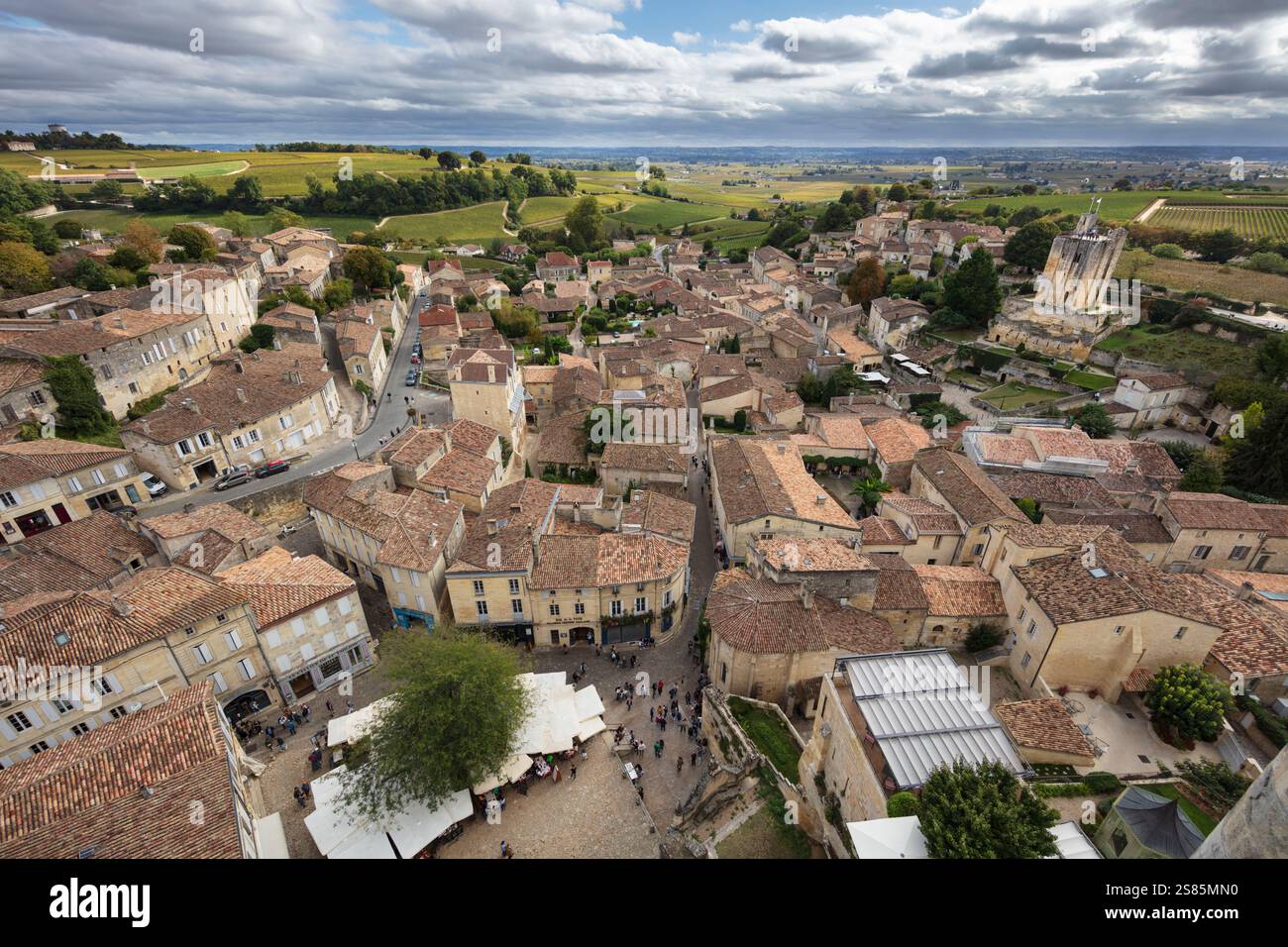 Vue sur la vieille ville médiévale avec des vignes en distance vue du haut de l'église monolithique clocher, Saint Emilion, département de la Gironde Banque D'Images