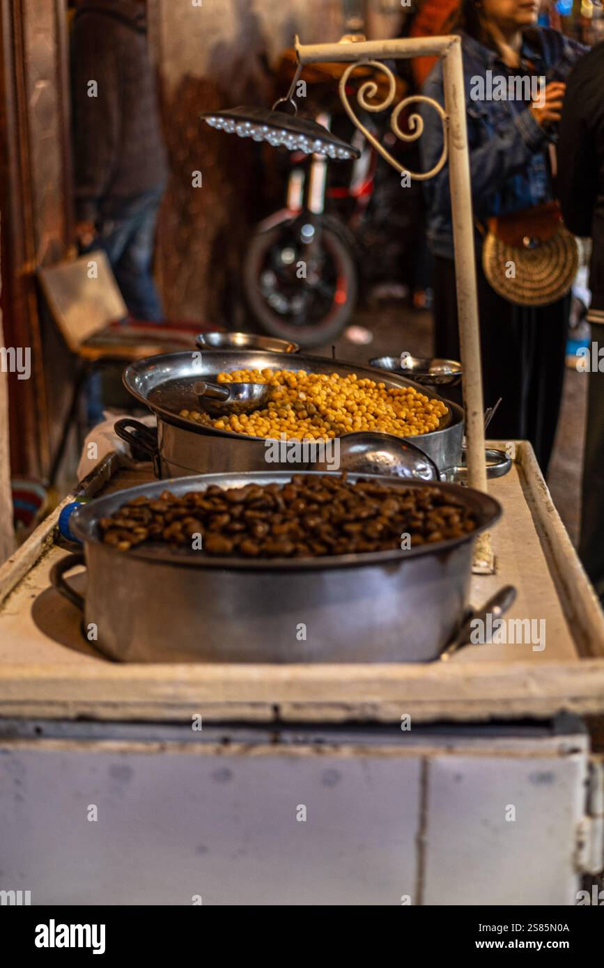 Street food stand de haricots et pois chiches dans la rue du marché de Marrakech, Maroc Banque D'Images