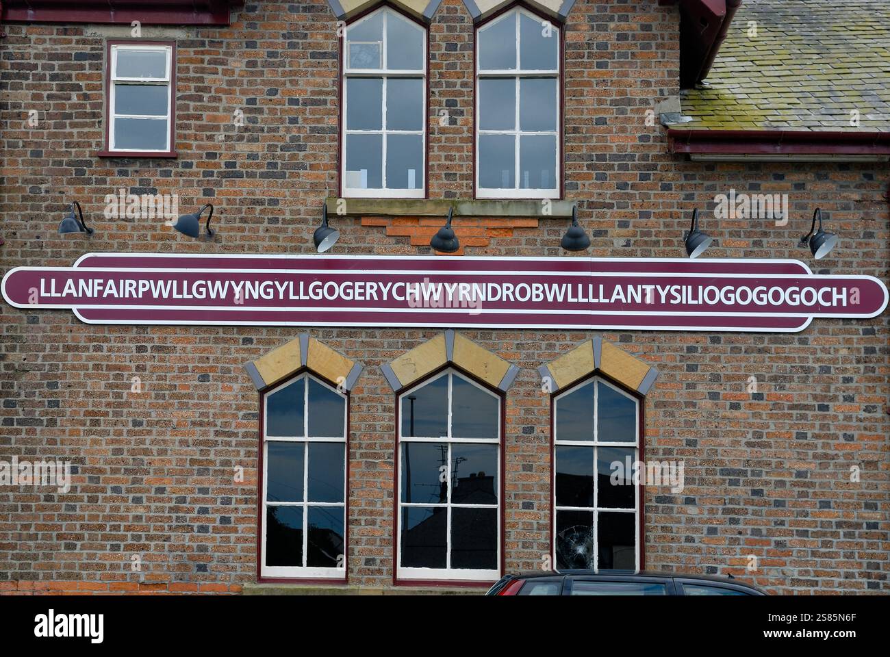 Llanfairpwllgwyngyllgogerychwyrndrobwllllantysiliogogogoch (Llanfair PG) (Llanfairpwll), l'un des plus longs noms de lieux au monde, Anglesey, pays de Galles Banque D'Images