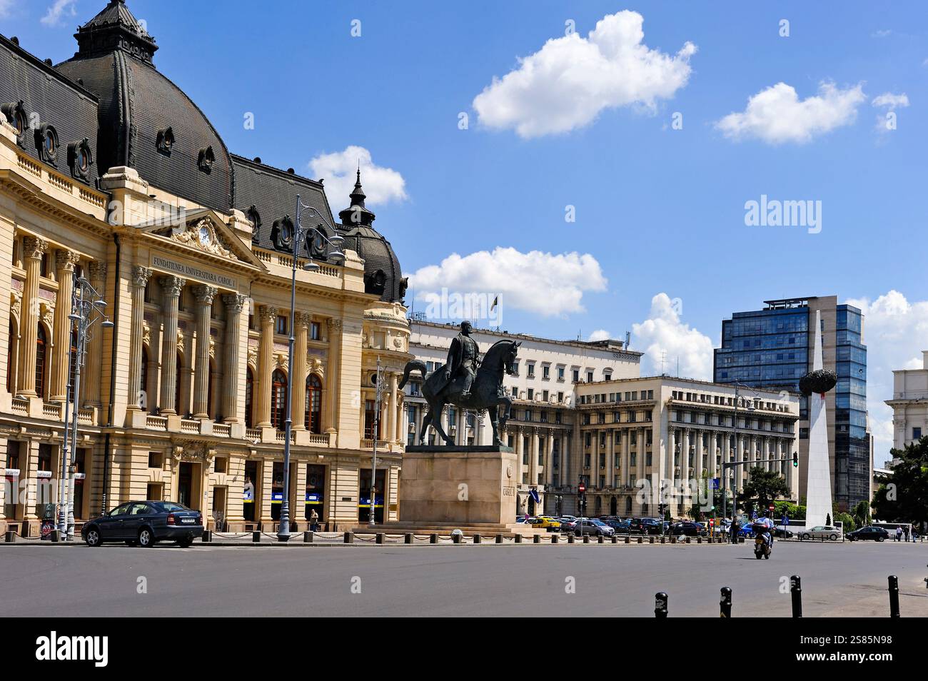 Bibliothèque centrale de l'Université de Bucarest et statue équestre de Carol I, place de la Révolution, Bucarest, Roumanie Banque D'Images