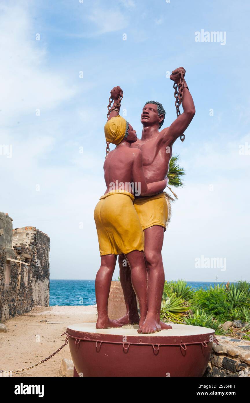 Statue de l'abolition de l'esclavage, sculpture des frères guadeloupéens Jean et Christian Moisa, Ile de Goree, UNESCO, Dakar, Sénégal Banque D'Images