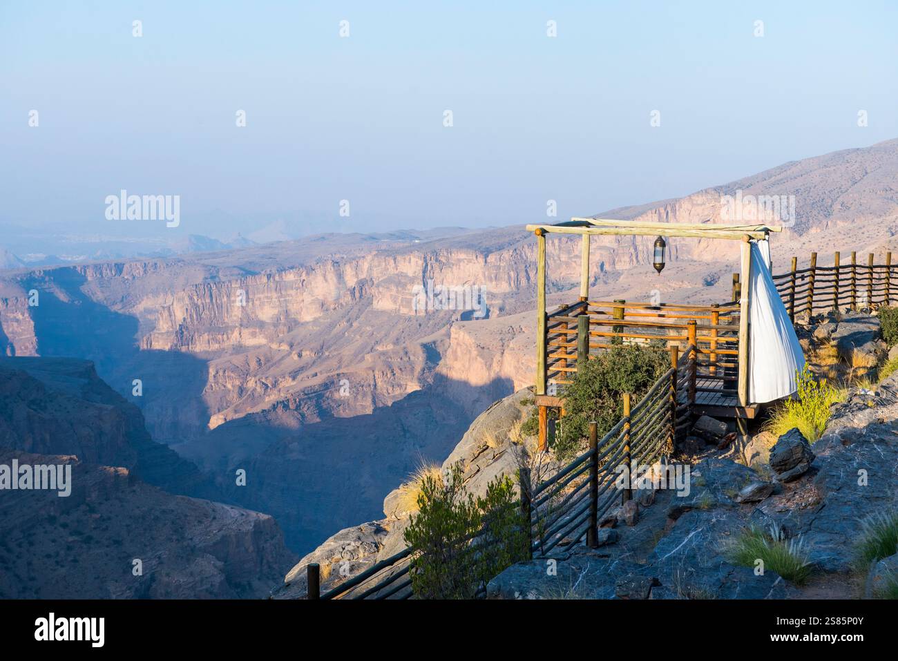 Hôtel Alila Jabal Akhdar, niché à 2000 mètres au-dessus du niveau de la mer, entouré par les montagnes Al Hajar, Sultanat d'Oman, péninsule arabique Banque D'Images