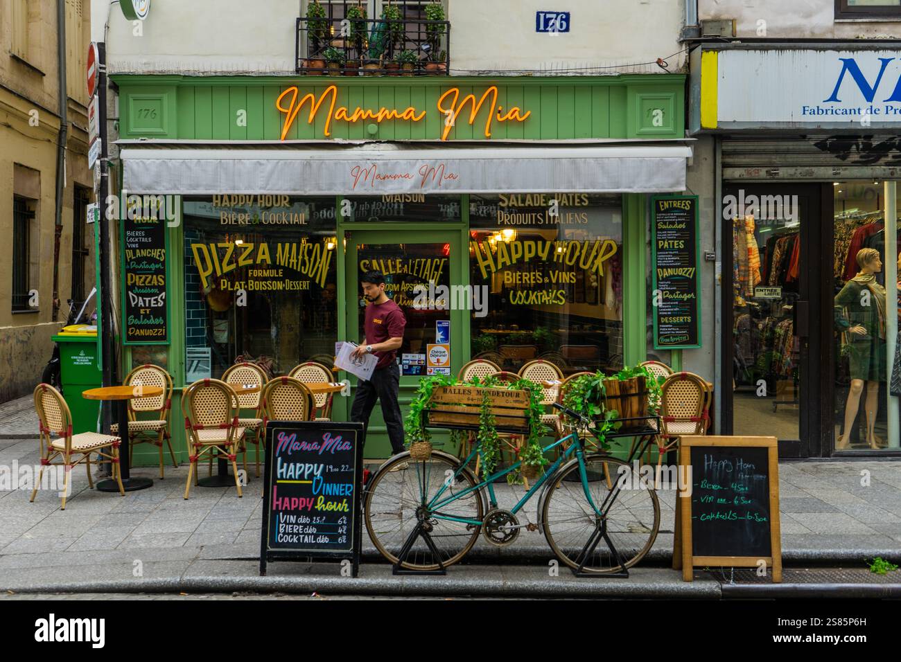 Serveur à la pizzeria Mamma Mia rue Saint-Denis, Paris, France Banque D'Images