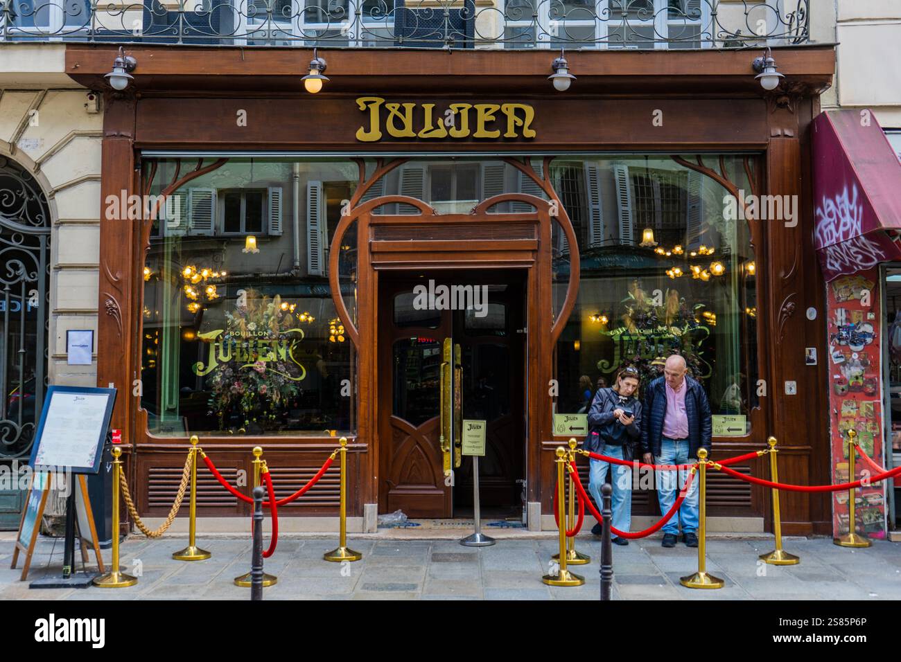 Couple extérieur restaurant Bouillon Julien sur la rue Saint-Denis, Paris, France Banque D'Images