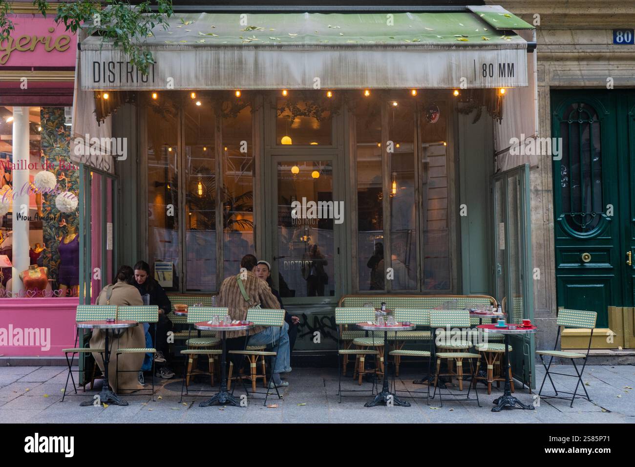 Terrasse du quartier des restaurants sur la rue Montmartre, Paris, France Banque D'Images