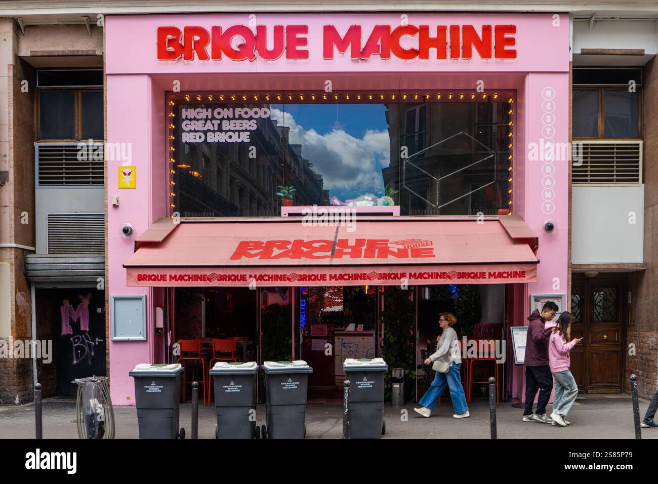 Restaurant brique machine rue Montmartre, Paris, France Banque D'Images