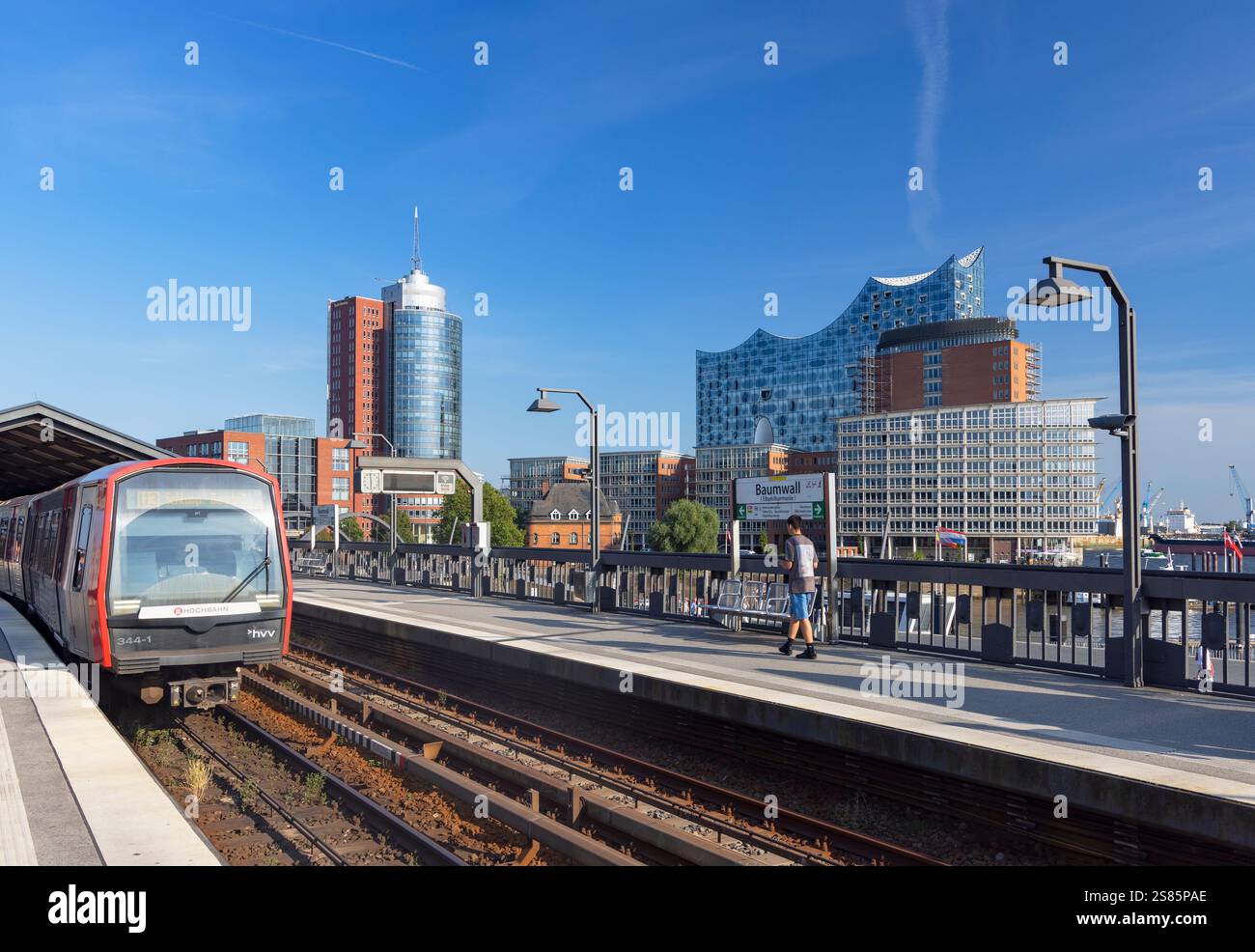 Train U-Bahn arrivant à la gare de Baumwall, Hambourg, Allemagne, Europe Banque D'Images