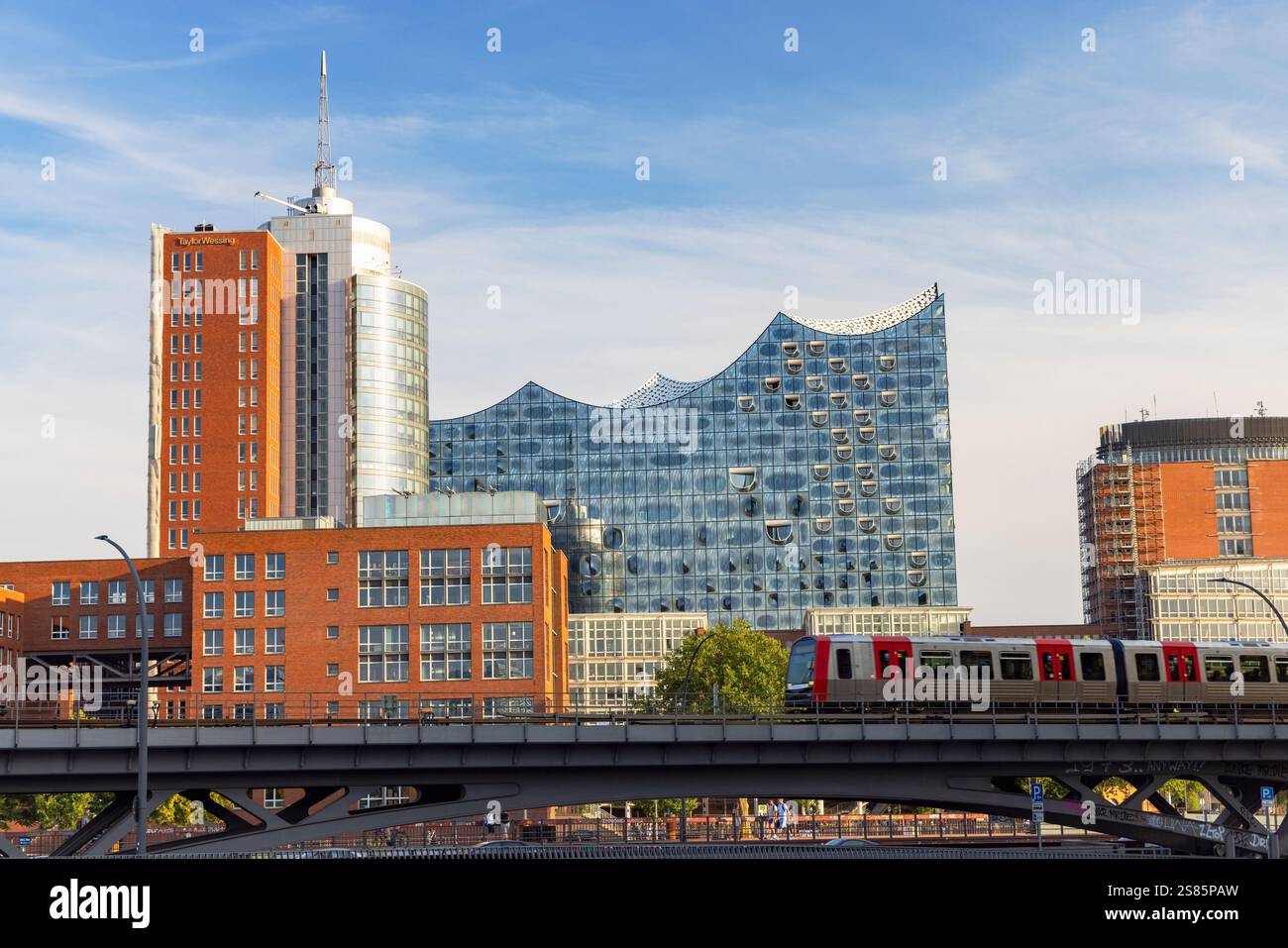 Train U-Bahn sur rails avec Elbephilharmonie en arrière-plan, Hambourg, Allemagne, Europe Banque D'Images